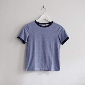 Blå ”Ringer” t-shirt från Cooperative by Urban Outfitters, lite kortare modell. 60% polyester, 28% bomull, 12% viskos. 