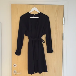  - Svart trenchcoat från H&M 