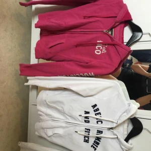  - Tunna hollister och a&f hoodies. 199 kr st, inköpspris 499 kr. Båda S   Frakt betalas av köparen   båda tröjorna i bra skick, båda tröjorna för 300 