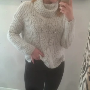  - Stickat ljusgrå tröja, passar perfekt till vintern/hösten, otroligt snygg med en skinnjacka exempelvis, passar bra på någon med mindre storlek också! 