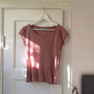 Rosa t-shirt i linne från Acne, storlek S. Använd men i fint skick.
Kan mötas upp i Stockholm eller skicka, mottagaren står då för frakten.