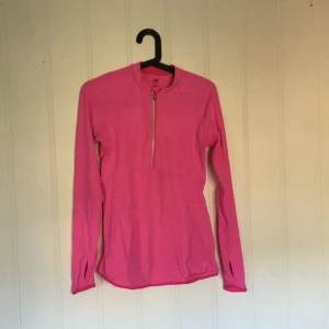  - Träningströja ifrån h&m, använd ett fåtal gånger men är i nyskick! Skickar gärna, köparen betalar frakten. 