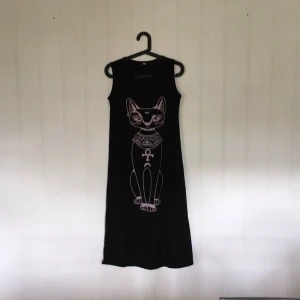  - Svart klänning med häftigt tryck!! Köparen betalar frakten. 