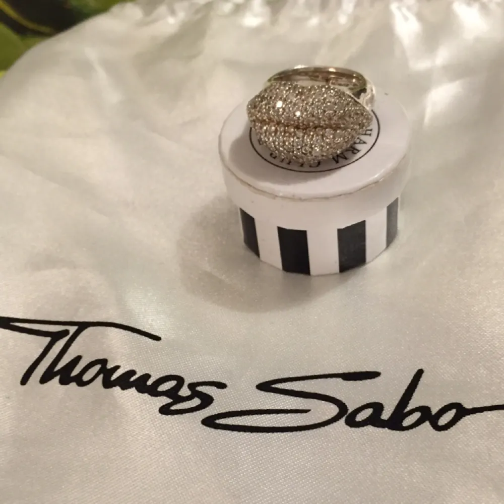 Silver ring formad som en mun från Thomas sabo. Nypris 2000kr 
Säljes nu för 800kr
. Accessoarer.