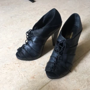  - Högklackade skor ungefär 7cm som jag aldrig aldrig använt. Jag ÄLSKAR dem men de är för små :( strl 36, kan mötas upp eller posta!