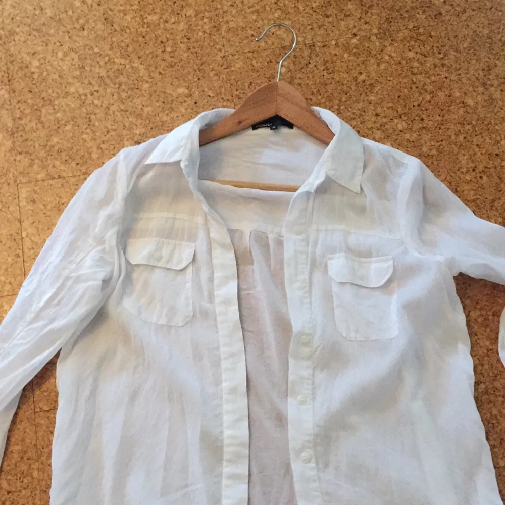 Lång, vit skjorta från MQ i storlek 34.. Skjortor.