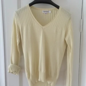  - Ljusgul topp ifrån Calvin Klein. Fint skick. Köparen står för frakten, har swish. 