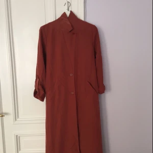  - Tunn och härlig kappa från Monki. Går att knäppa kragen som en polo. Går även att ha kragen nedvikt. 
Nyskick