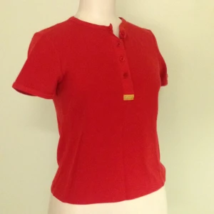  - Röd t-shirt i våfflad bomull, 90-tal. Kan skickas. 
