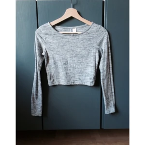  - Ljusgrå croptop från HM