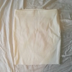  - oanvänd, tight kjol. står ingen storlek men skulle säga ca 36 :)