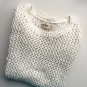  - Fin och mjuk stickad tröja från Hollister. Den är sparsamt använd och i fint skick. 

Lappen säger att den är strl XS, men jag skulle säga att den passar även S. 

Kan mötas upp i innerstan, Täby eller Vaxholm, annars står köpren för frakt. 