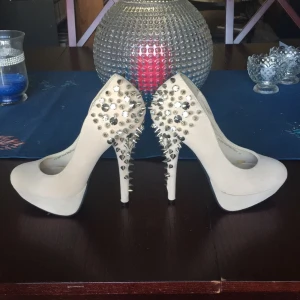  - Forget your boyfriend skor ifrån Nelly Trend storlek 36. Superläckra och endast använda en gång och då bara en liten stund. Frakt ingår i priset :)