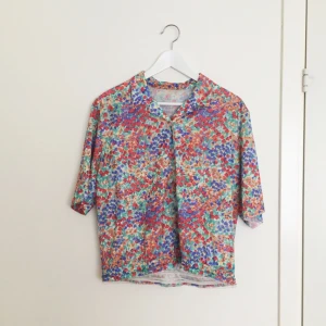  - Fin blommig blus, köpt på second hand. 