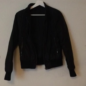  - Bomberjacka som jag tror kommer från HM