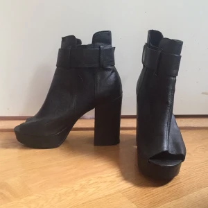  - Jättesnygga och sköna klackar från weekday. Använda endast typ hemma. Säljes pga kan ej gå i klackskor 😎