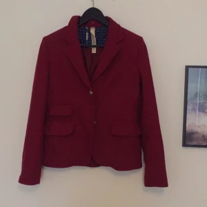  - Röd kavaj i 55% ull, vintage med fina detaljerade guldknappar. 