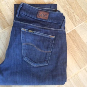 - Lee jeans i bra skick sånär som på lite skaft på ena knät.