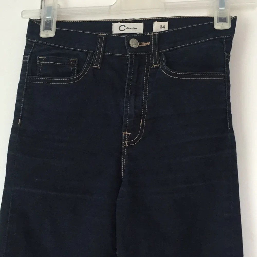 Mörkblåa stretchiga höga jeans från Cubus. Supersköna och sitter fint. Märkta storlek 34 men passar även 36.. Jeans & Byxor.