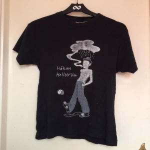  - Snygg tröja med Håkan Hellström-motiv. Mörkt mörkblå, nästan svart. Stretchigt och skönt tyg. Den är lite kortare än en vanlig t-shirt. Sparsamt använd. 

Pris diskuterbart, kan mötas runt Malmö eller skicka på posten. 