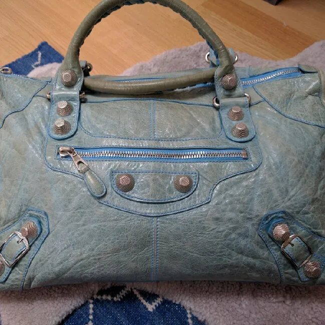 Sea Blue Balenciaga bag🏖. Authentic, comes with dust bag. Has a few marks of use, but is a very durable soft leather bag. . Väskor.