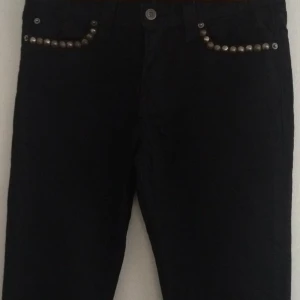  - Studded, coated black jeans from Bess NYC. Inköpta i New York, sparsamt använda.   Långa! Bergis 36" Midja: 28 Låg midja  Hämtas i centrala Göteborg eller skickas mot att köparen betalar frakten.