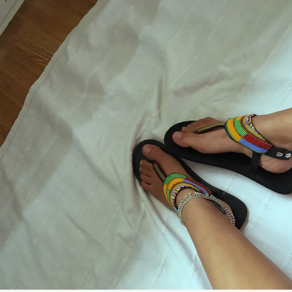 Säljer dessa vackra hemmagjorda masaj sandaler straight outta Kenya.🇰🇪 dessa sandaler har skapats av kvinnor i Kenya med sämre förutsättningar i samhället så att köpa dessa skulle bidra med något till det bättre.  P.S har flera av dessa sandaler i andra färger på lager.  (Storleken på dessa sandaler är 39 men passar någon med storlek 38.). Skor.