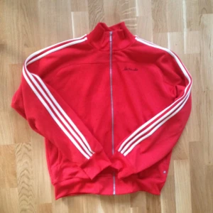 - Rött Adidas-sett i typ storlek L-XL. Byter gärna mot ett likadant sett men i mindre stl då denna inte passar mig. Köpt på Tradera men i mycket gott skick. Ska vara ngt speciellt med detta sett också då det står "adi dassler" på, vilket är grundaren så finns inte så många av denna typ!