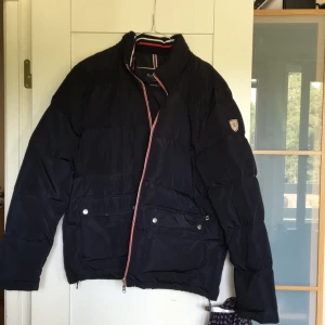  - Jacka från East West i storlek L