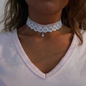 Tyg-halsband  - Egentillverkat halsband i bomulls-spets, storleken är ställbar