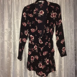  - Blommig kort byxdress/playsuit. Från H&M. Endast testad.