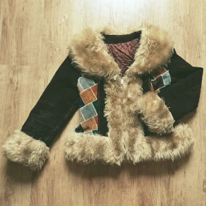  - Coolaste 60/70-talsjackan i byn! Härligt mocka-ish material med vad jag tror är fake päls. 