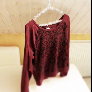  - Vinröd Tröja från märket pink (Victorias secret) som är köpt i London. 