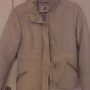  - Höst/vårjacka veromoda ny och oanvänd köpt för 600 sälj för 200