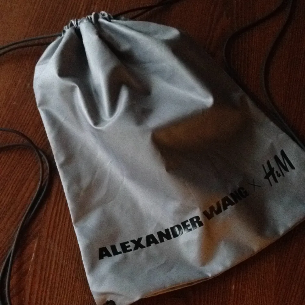 Ljusgrå gympapåse från H&M x Alexander Wang. I nyskick. Frakt 26kr.. Väskor.