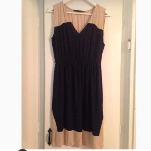 - Beige/ljusrosa och mörkblå klänning från ZARA. I storlek S. Aldrig använd