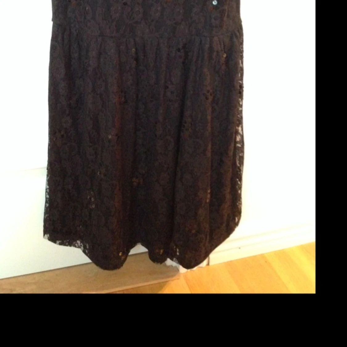 Spetsklänning med paljetter. - 1381681211