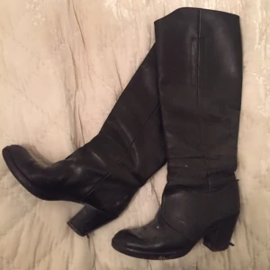  - Acne Pistol stövlar. Slitna men går att fixa till superfint hos en skomakare.