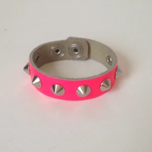  - Nitarmbad. Kan skickas mot fraktkonstnad. Swish.