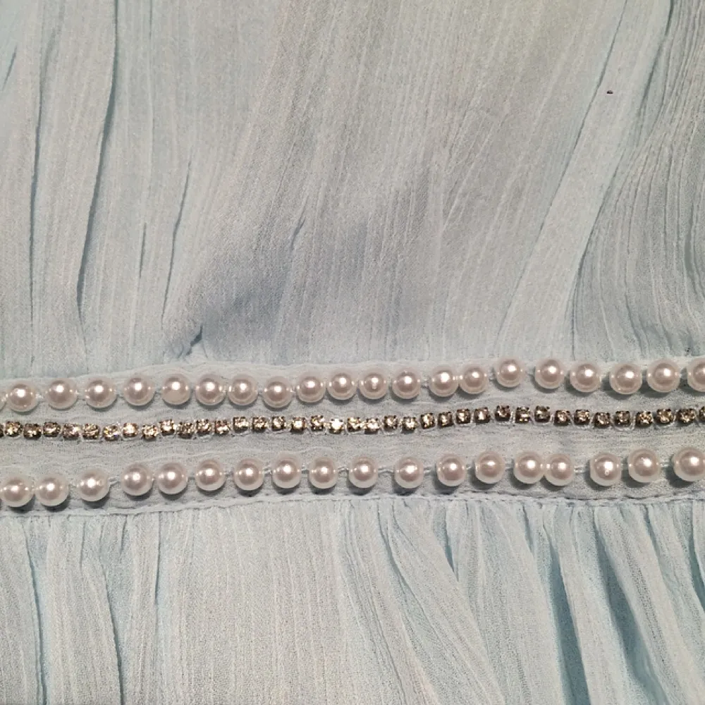 Ljusblå balklänning med pärlor och öppen rygg.   storlek 36  är 173cm lång och har låga klackar!  skriv gärna om ni har några frågor! . Klänningar.