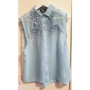  - Blusen är oanvänd och kommer från bikbok.
 Bild nummer två vissar bäst färgen på blusen.

 Fraken ingår i priset!  Kan Både skickas och hämtas upp i Karlshamn om så önskas .:) 

