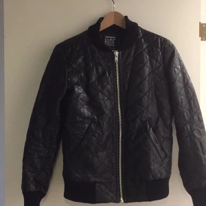  - Lite skrynklig då den legat på vinden. Äkta läder diamantmönstrad jacka i bomber-modell. Inköpt på herravdelning men skulle säga att den är unisex. Lite fodrad så håller värmen. Perfekt till höst/vår!