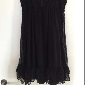  - Söt klänning från Gina tricot som kan användas till fest och vardags. 

Kan mötas upp i Sthlm eller frakt