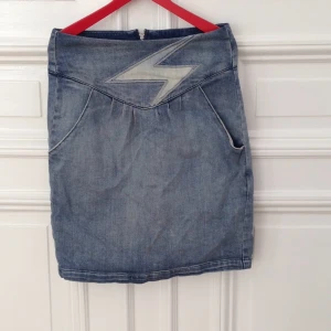  - Snygg tajt jeanskjol med hög midja. Jättefint skick. 