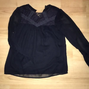  - En mörk blå tröja från h&m knappt använd 