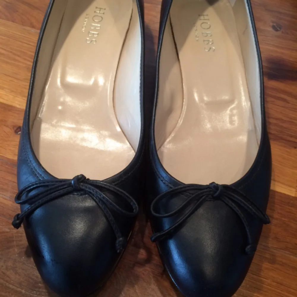 New black ballerina shoes with a small heel, size 38, but they are rather size 37. Price in store was approx. 1 500. . Skor.