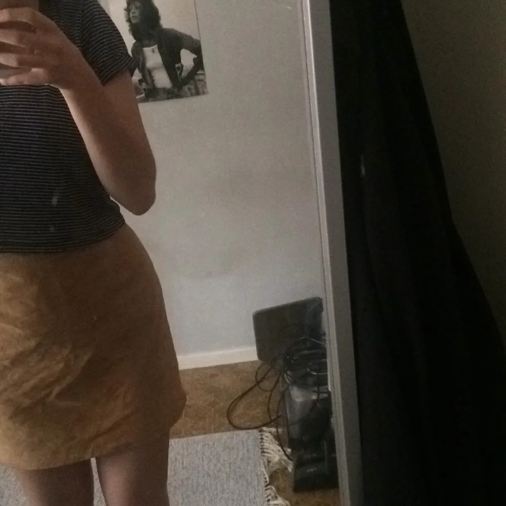 Riktigt najs kjol i skinnimitation som jag verkligen skulle använt om den inte va för stor för mig :-(. Kjolar.