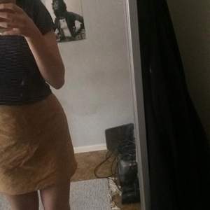 Riktigt najs kjol i skinnimitation som jag verkligen skulle använt om den inte va för stor för mig :-(
