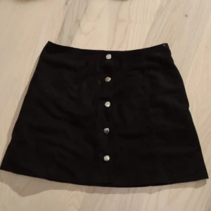  - Kjol i mockaimitation. Köpt i Singapore och använd Max 2 gånger. (Otvättad på bilden)