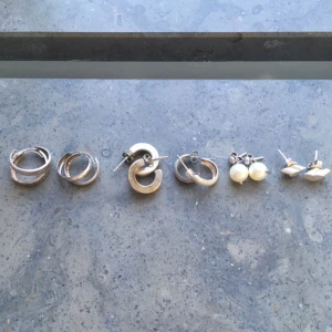  - 6 par silverörhängen i form av ringar, med vita odlade pärlor eller i form av diagonala hjärtan. Köp alla för 40 kr eller 10 kr/par. Säljs pga nickelallergi, har inte använts på länge nu.

Till de hjärtformade örhängena finns det även ett matchande halssmycke som säljs för 10 kr inkl kedja.

Frakt 7 kr.

Betalning via swish, kontoinbetalning eller via Plick.

Kolla gärna in mina andra annonser också. Jag säljer smycken, väskor, sjalar, kläder och skor. Kan samfrakta.
